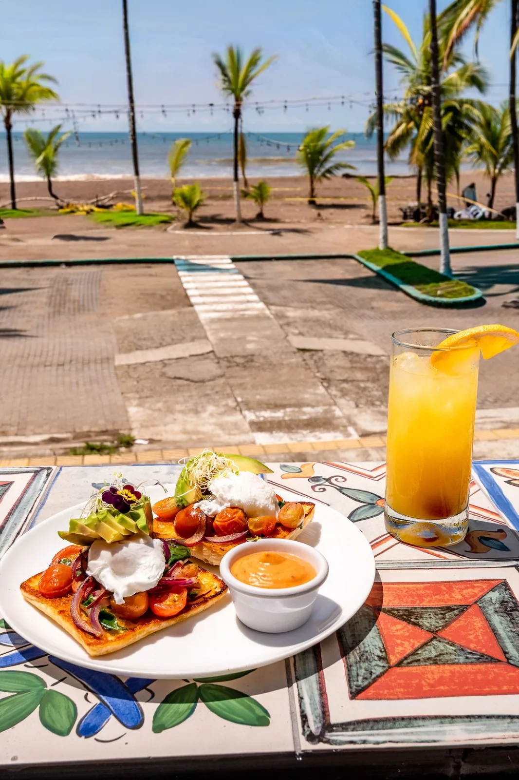 Deck — desayuno con vista al mar